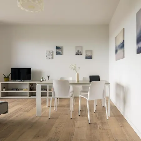 Joivy Uptown Flats With Balcony, Good Connection To Centre